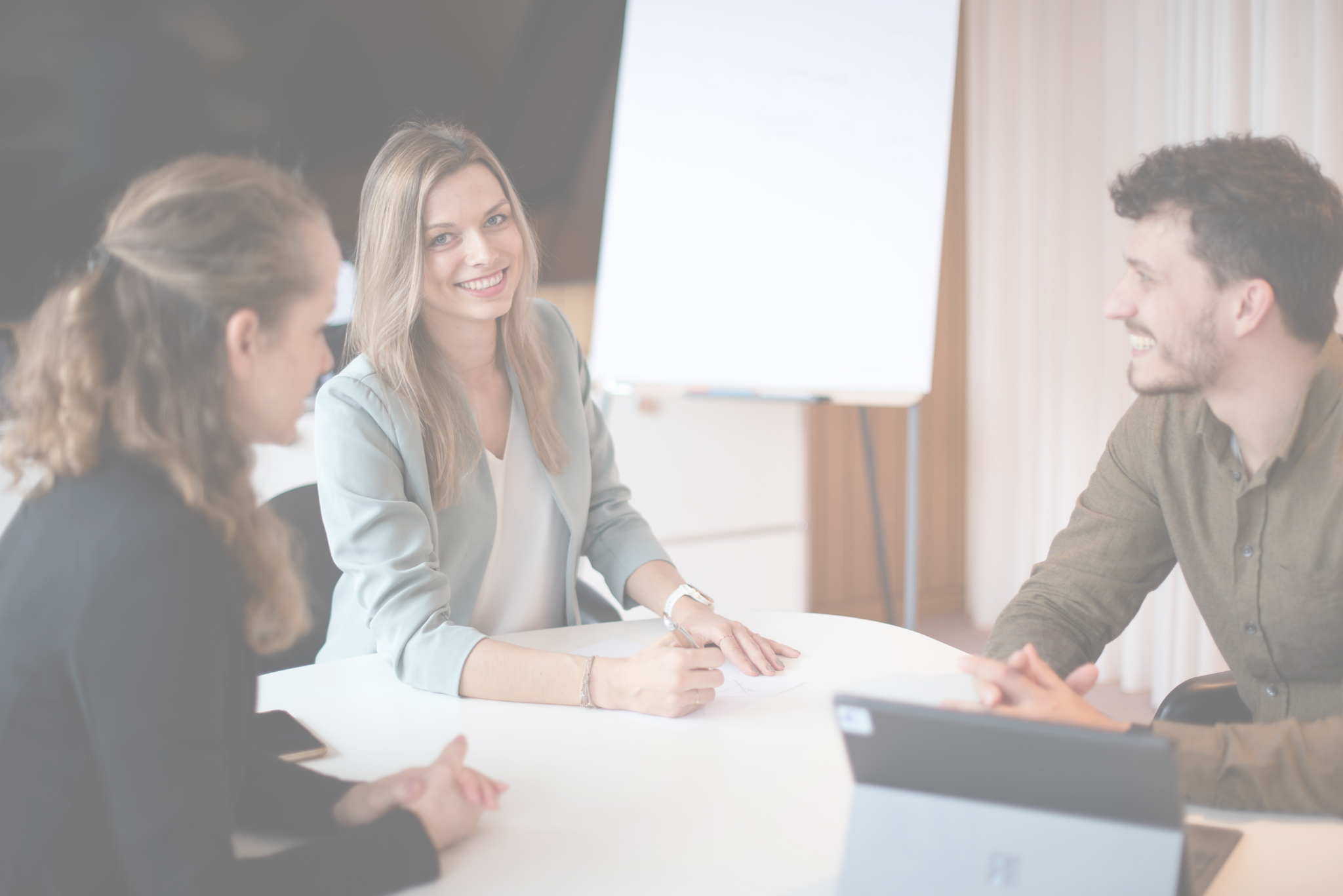 Bild zeigt Marina Rieder im Gespräch mit 2 Personen